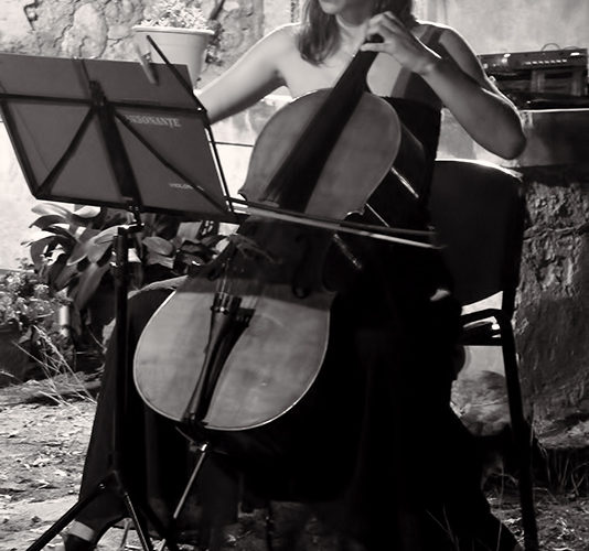 Alexandra Efterescu cellist